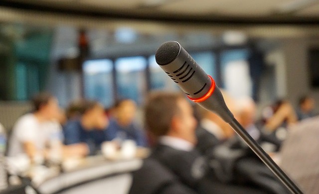microphone-704255_640